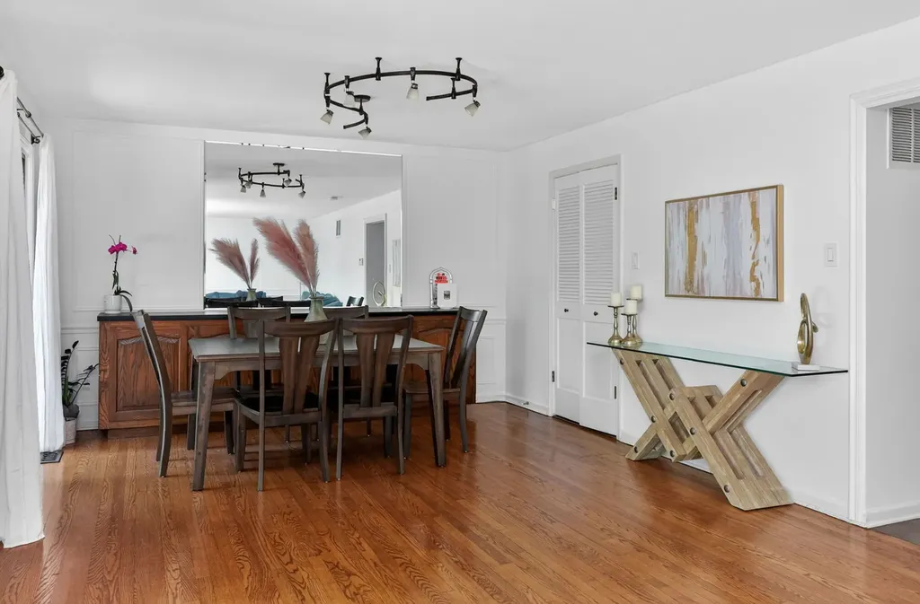 2S742 Avenue Orleans Oak Brook IL 60523