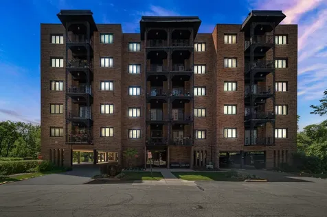 9395 Landings Lane Des Plaines IL 60016