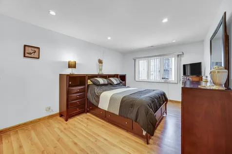 9395 Landings Lane Des Plaines IL 60016
