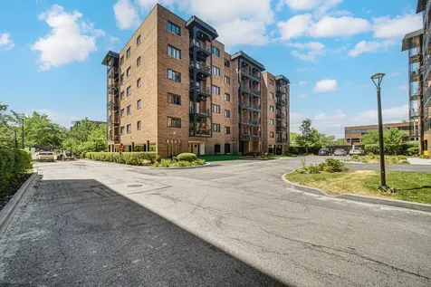 9395 Landings Lane Des Plaines IL 60016