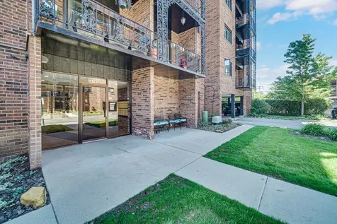 9395 Landings Lane Des Plaines IL 60016