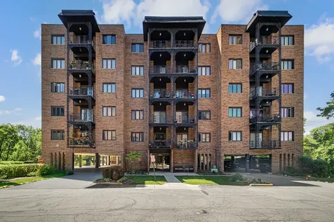 9395 Landings Lane Des Plaines IL 60016