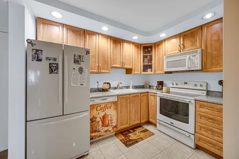 9395 Landings Lane Des Plaines IL 60016