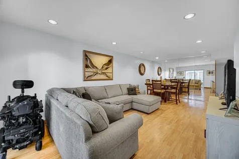 9395 Landings Lane Des Plaines IL 60016