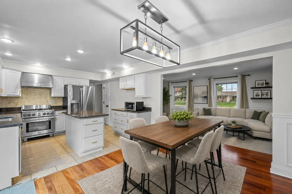 1925 Cloverdale Court Schaumburg IL 60194