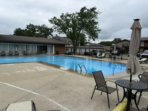 1900 West Knightsbridge Drive Mount Prospect IL 60056