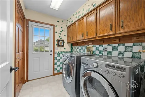 202 Windsor Circle St. Charles IL 60175