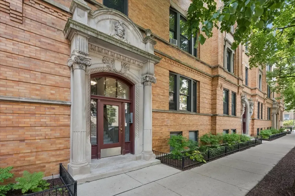 521 West Surf Street Chicago IL 60657