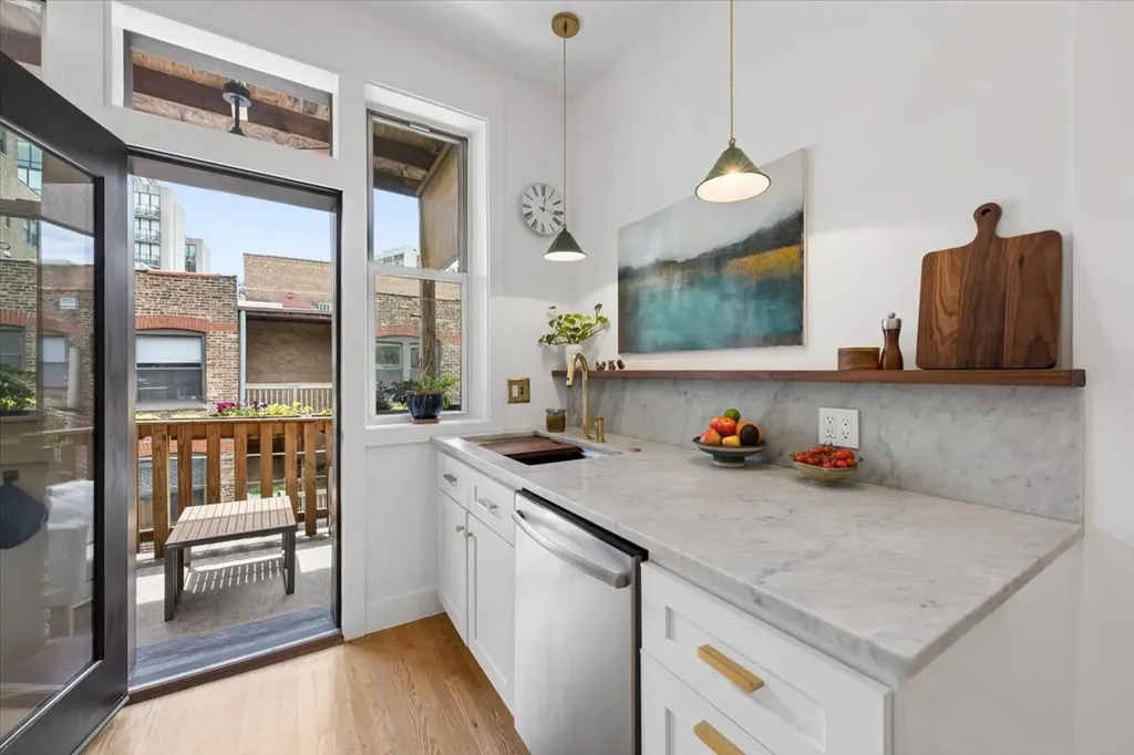521 West Surf Street Chicago IL 60657