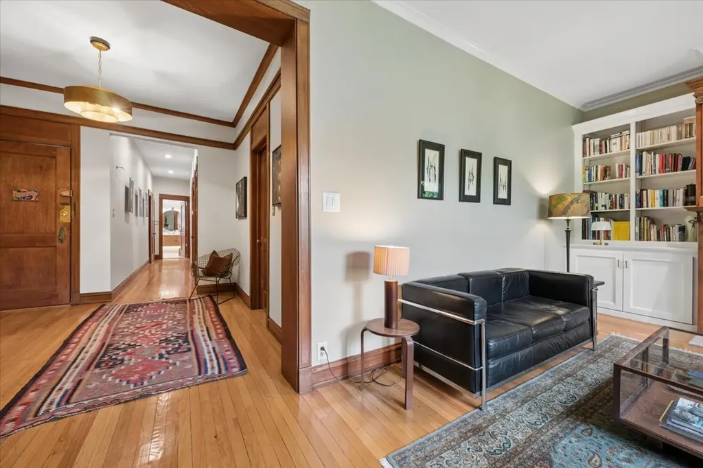 521 West Surf Street Chicago IL 60657