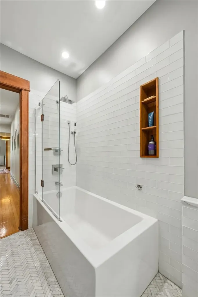 521 West Surf Street Chicago IL 60657