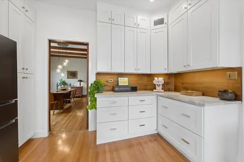521 West Surf Street Chicago IL 60657