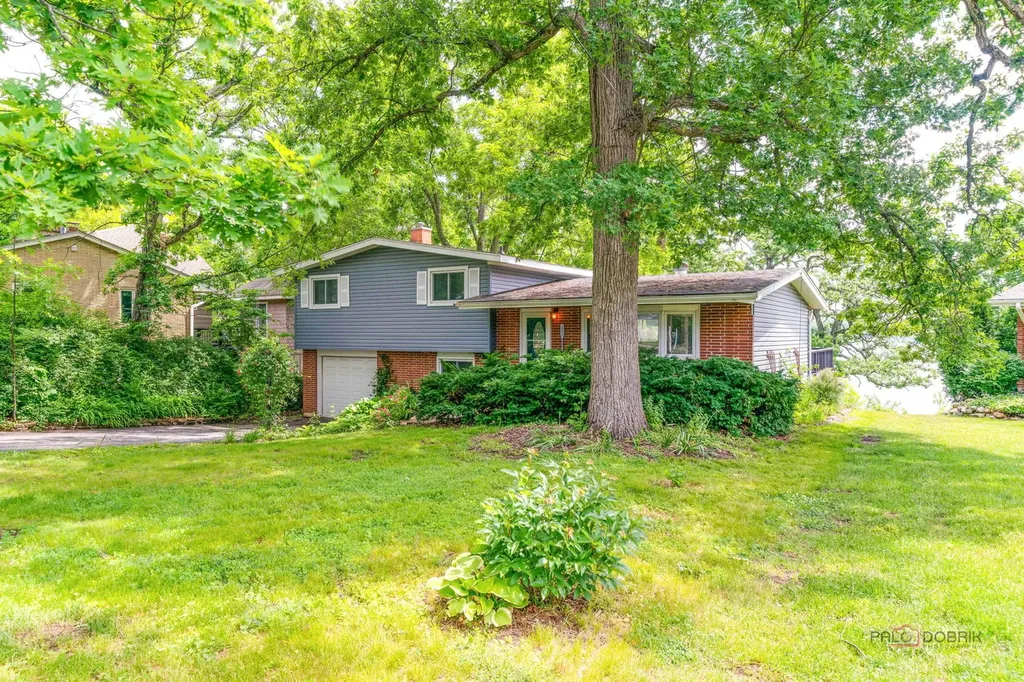 1083 Lomond Drive Mundelein IL 60060