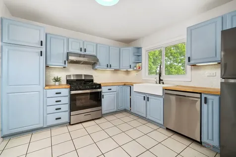 1083 Lomond Drive Mundelein IL 60060