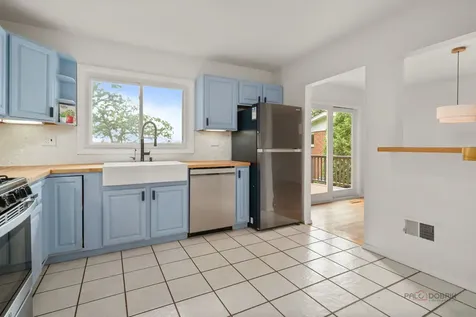 1083 Lomond Drive Mundelein IL 60060