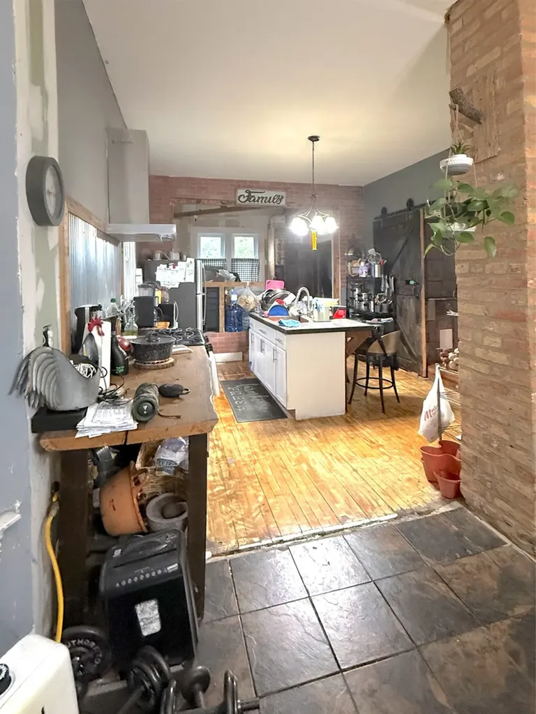9014 South Escanaba Avenue Chicago IL 60617