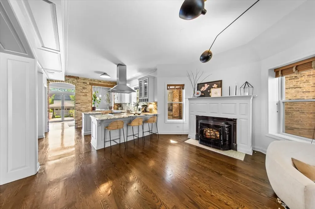 1819 North Whipple Street Chicago IL 60647