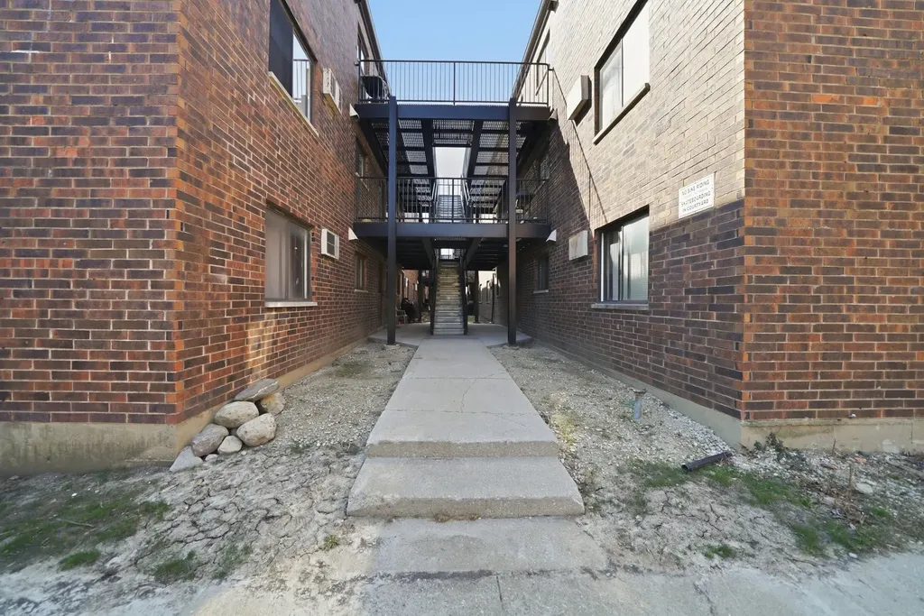 966 North Rohlwing Road Addison IL 60101