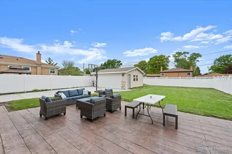 442 Courtesy Lane Des Plaines IL 60018