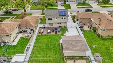 442 Courtesy Lane Des Plaines IL 60018