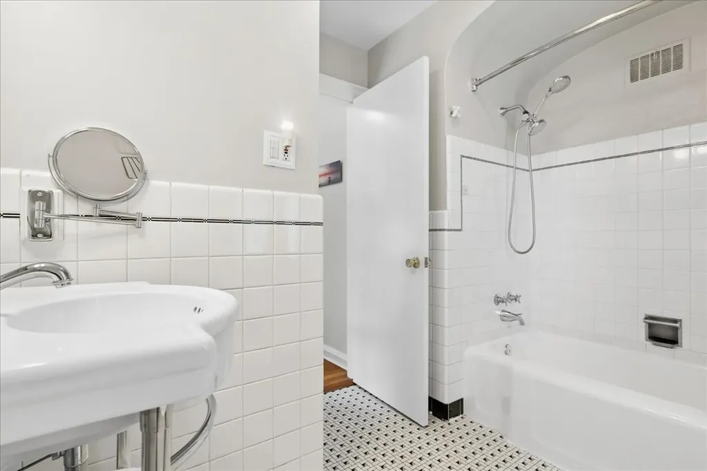 3242 North New England Avenue Chicago IL 60634