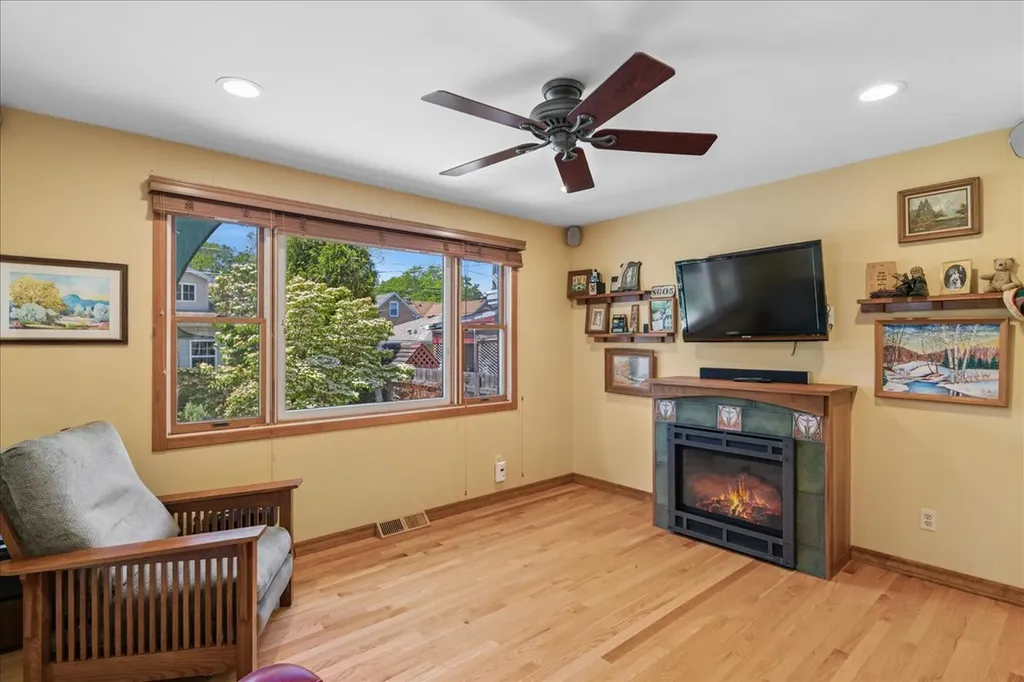 3242 North New England Avenue Chicago IL 60634