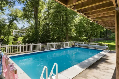 556 36TH Avenue East Moline IL 61244