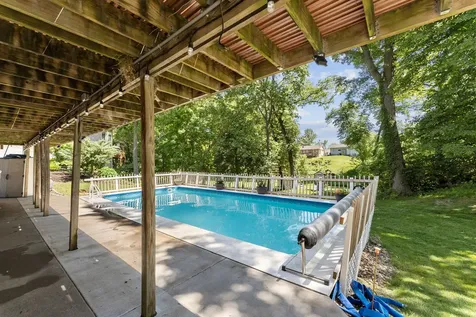 556 36TH Avenue East Moline IL 61244