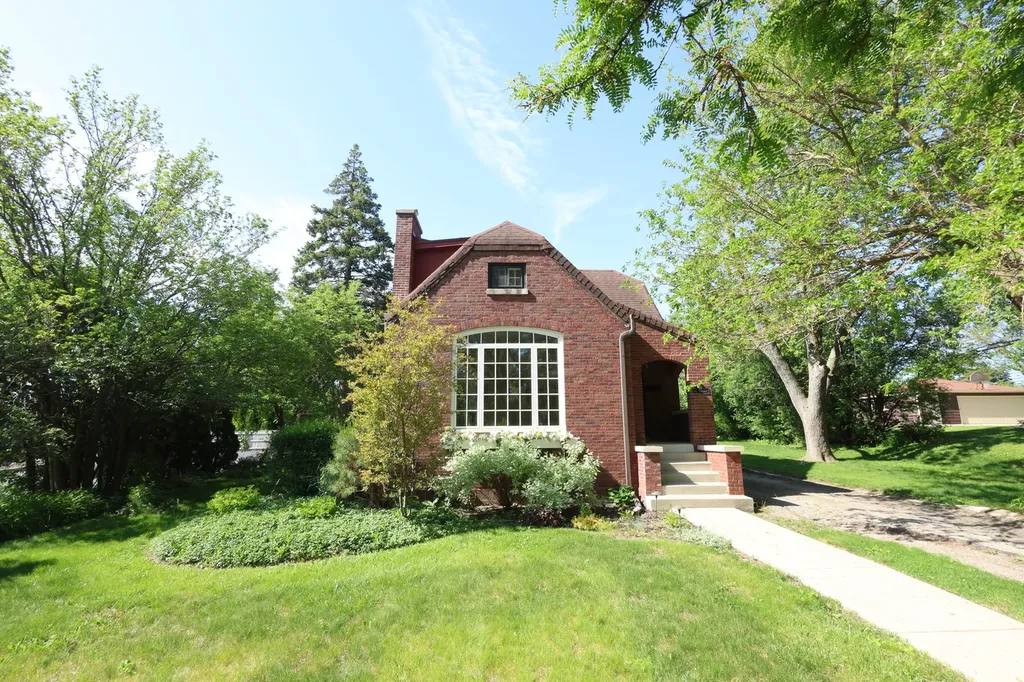 19 West Hattendorf Avenue Roselle IL 60172
