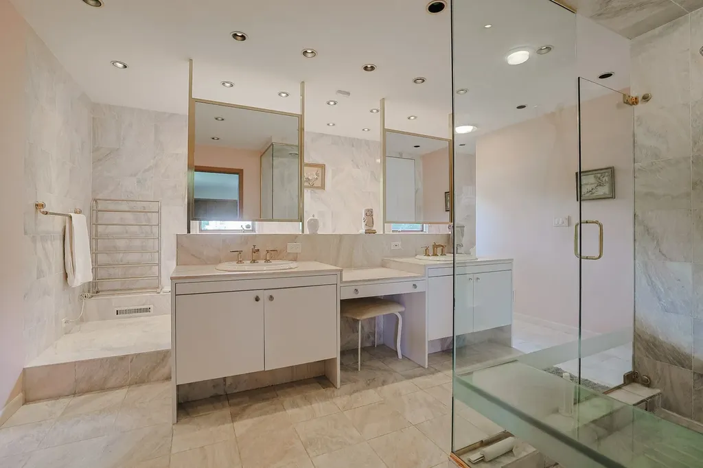 9 Camelot Drive Oak Brook IL 60523