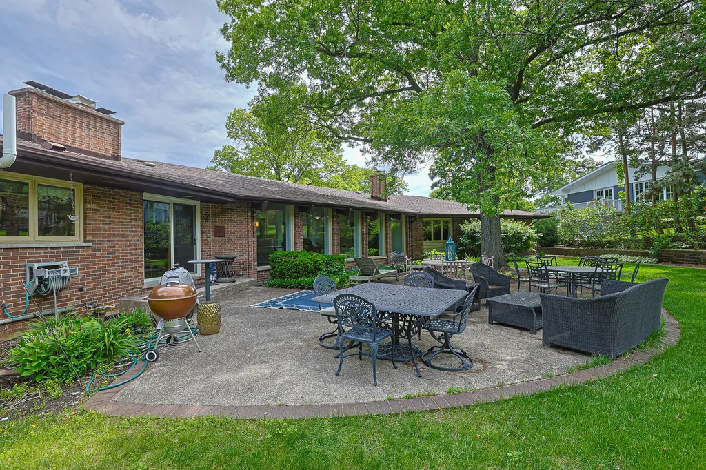 9 Camelot Drive Oak Brook IL 60523