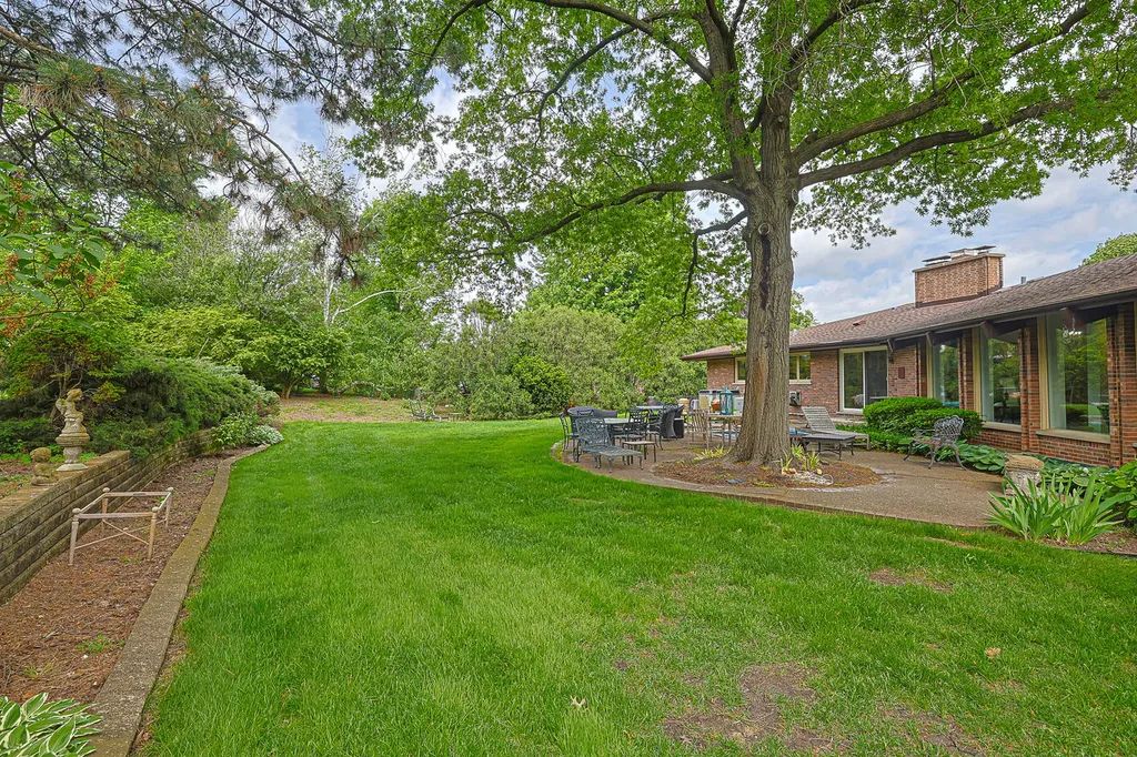 9 Camelot Drive Oak Brook IL 60523