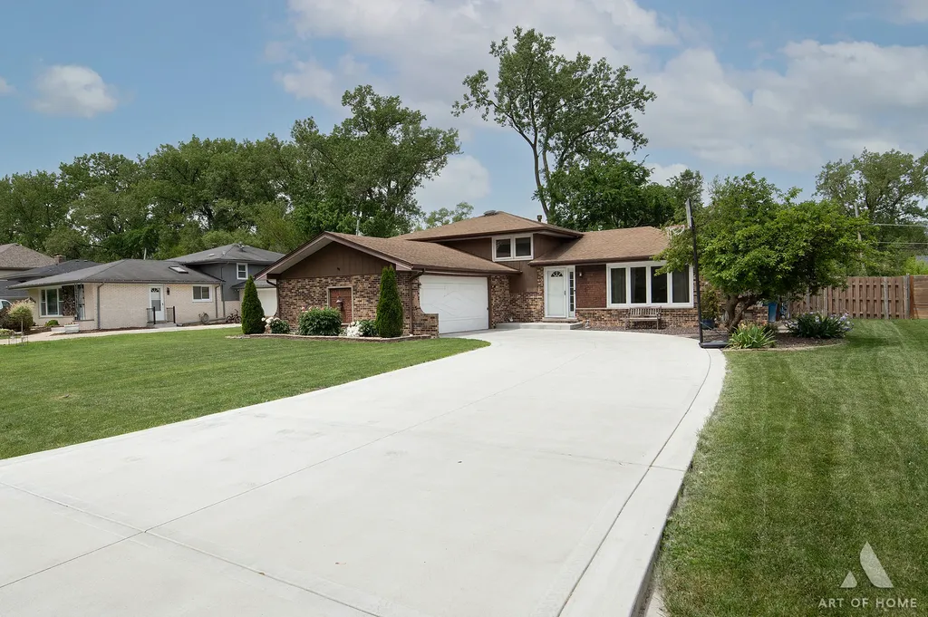 10136 Charles Avenue Palos Hills IL 60465