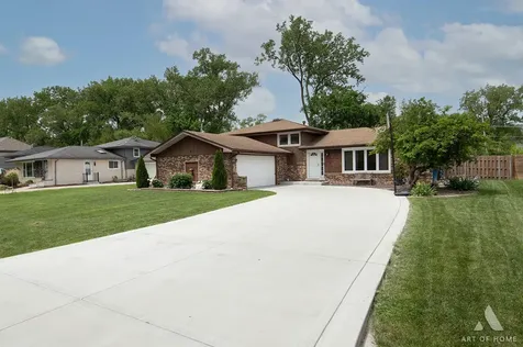 10136 Charles Avenue Palos Hills IL 60465