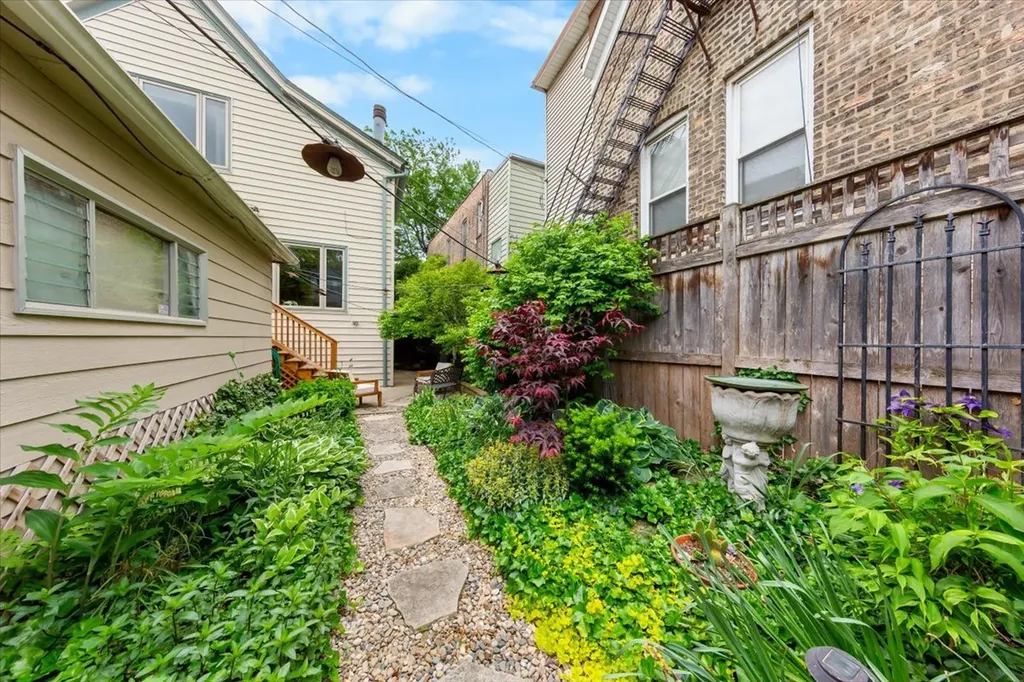 2324 West Mclean Avenue Chicago IL 60647