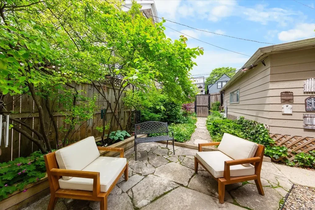 2324 West Mclean Avenue Chicago IL 60647