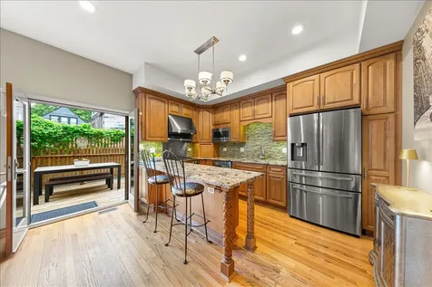 2324 West Mclean Avenue Chicago IL 60647