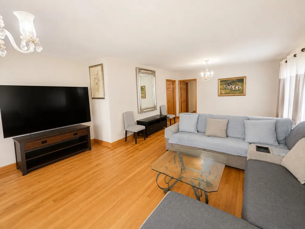 5433 West Melrose Street Chicago IL 60641
