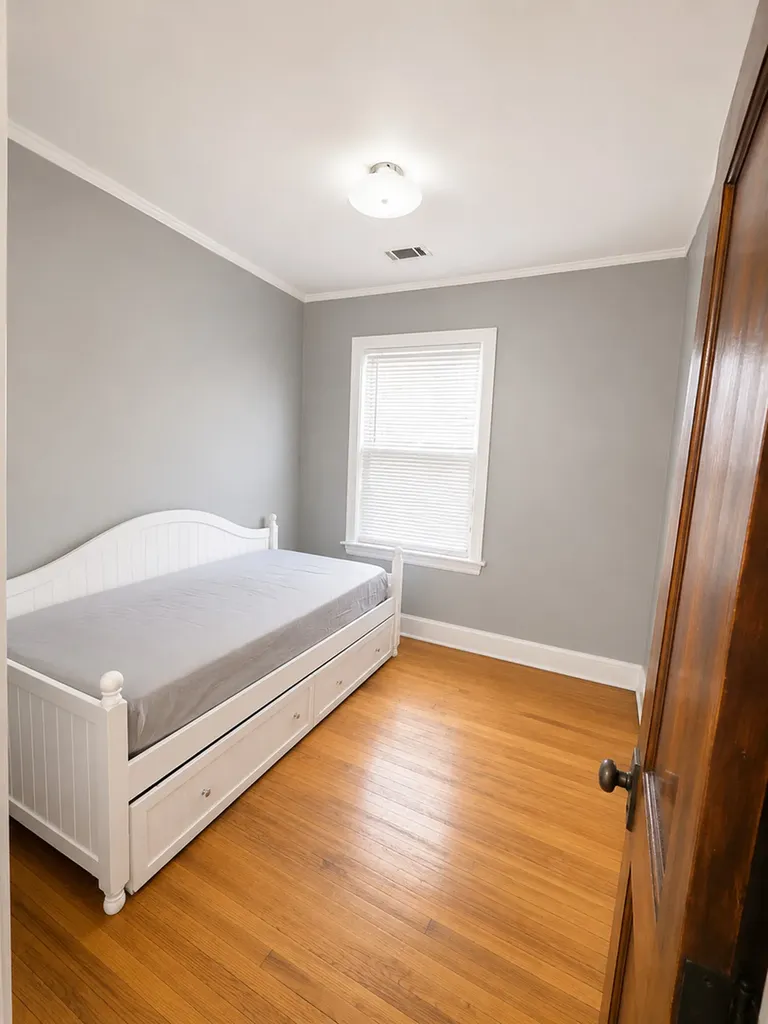5433 West Melrose Street Chicago IL 60641