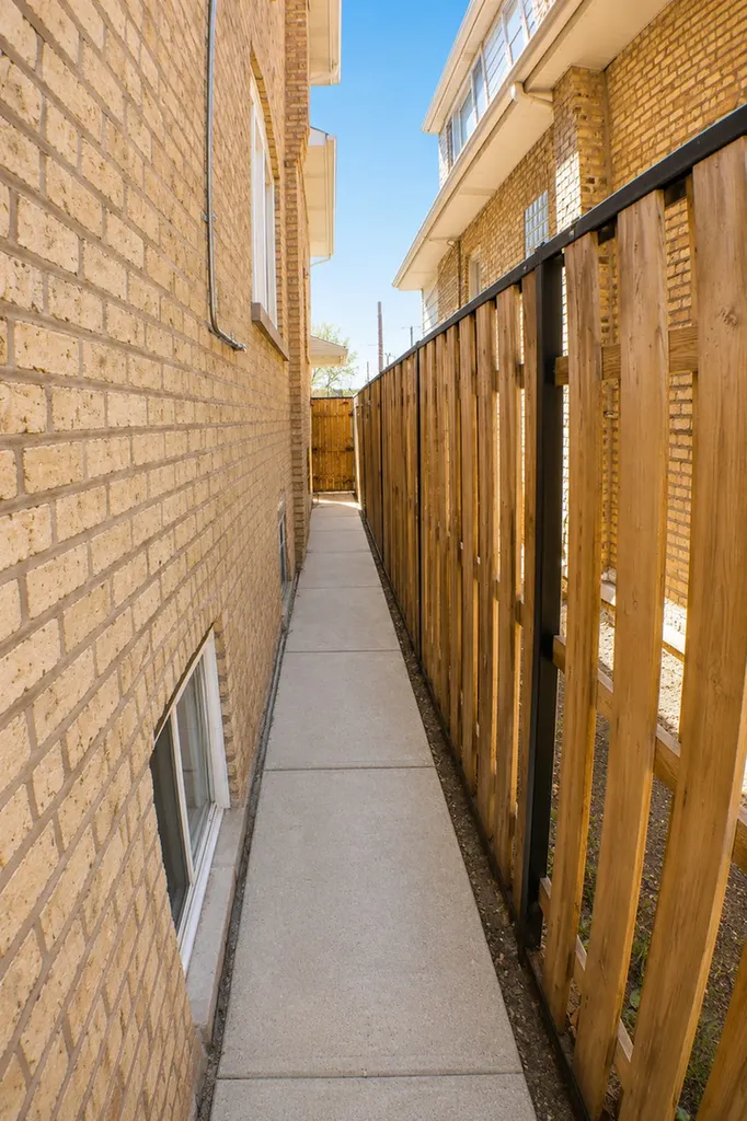 5433 West Melrose Street Chicago IL 60641