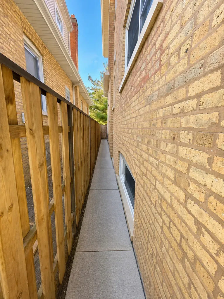 5433 West Melrose Street Chicago IL 60641