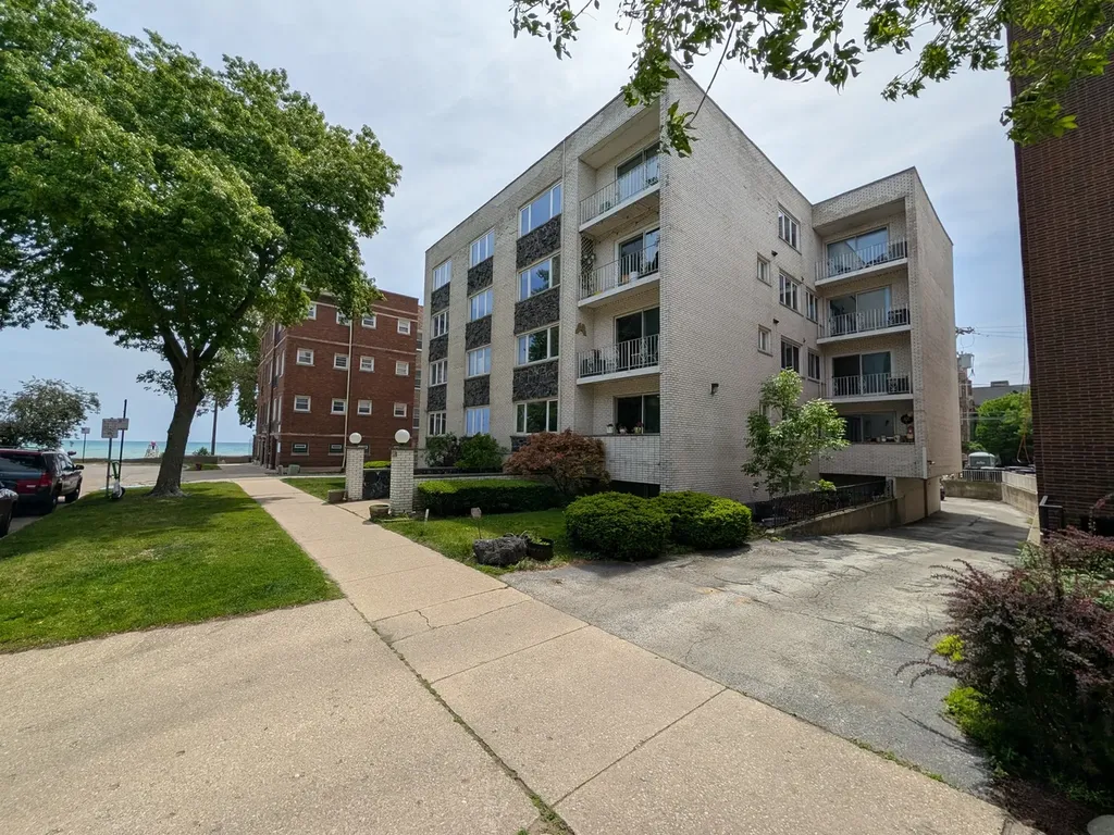 1057 West Pratt Boulevard Chicago IL 60626
