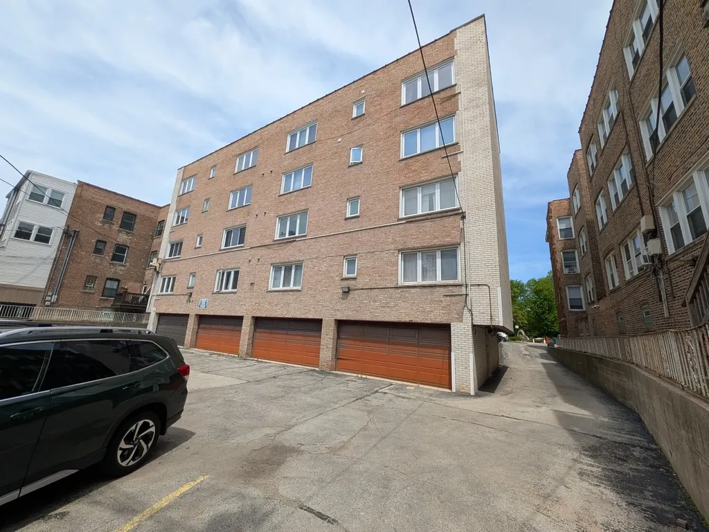 1057 West Pratt Boulevard Chicago IL 60626
