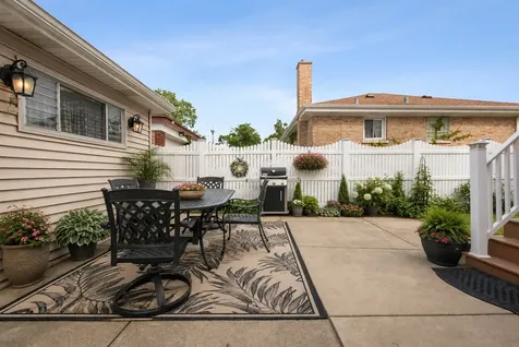 3858 West 99th Street Evergreen Park IL 60805