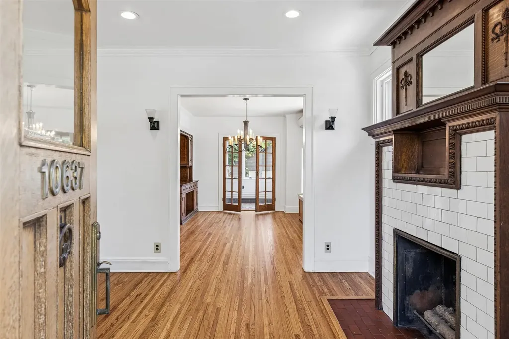 10637 South Oakley Avenue Chicago IL 60643