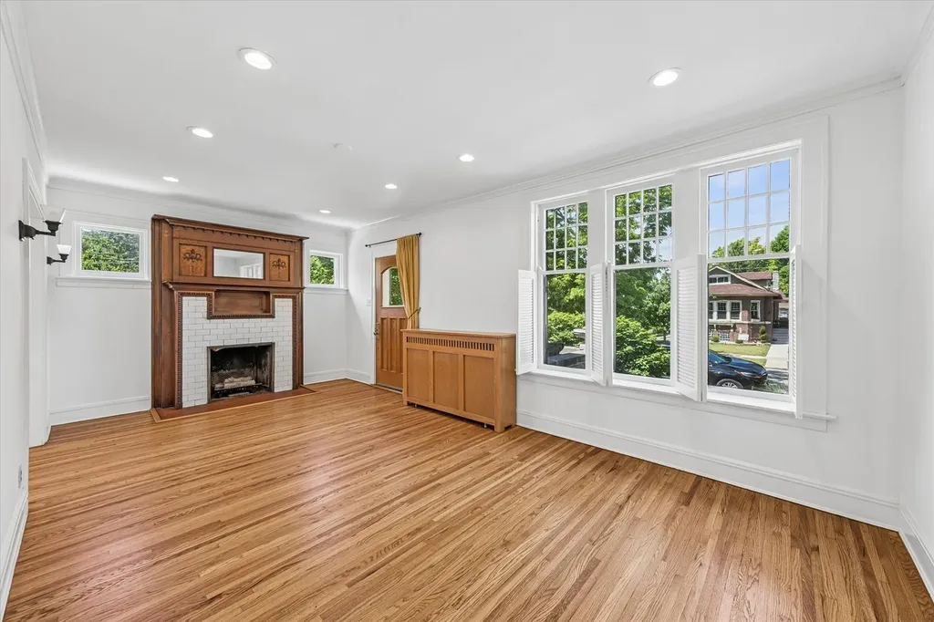 10637 South Oakley Avenue Chicago IL 60643