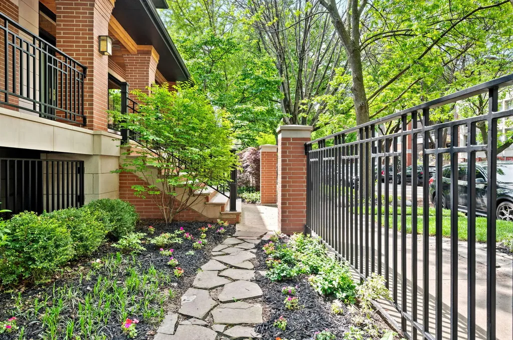2705 North Bosworth Avenue Chicago IL 60614