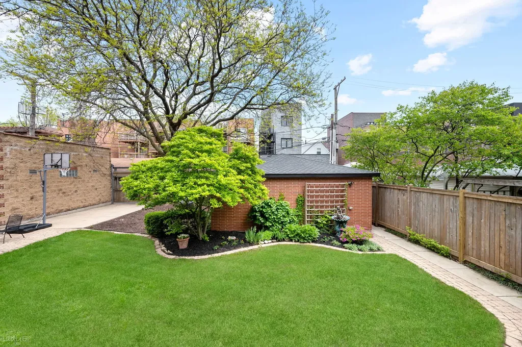 2705 North Bosworth Avenue Chicago IL 60614