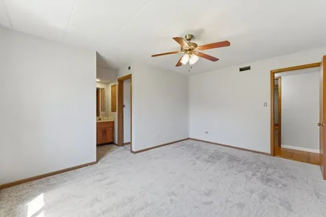 13248 West Circle Drive Parkway Crestwood IL 60418
