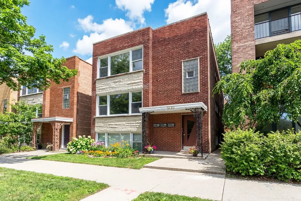 5439 North Artesian Avenue Chicago IL 60625